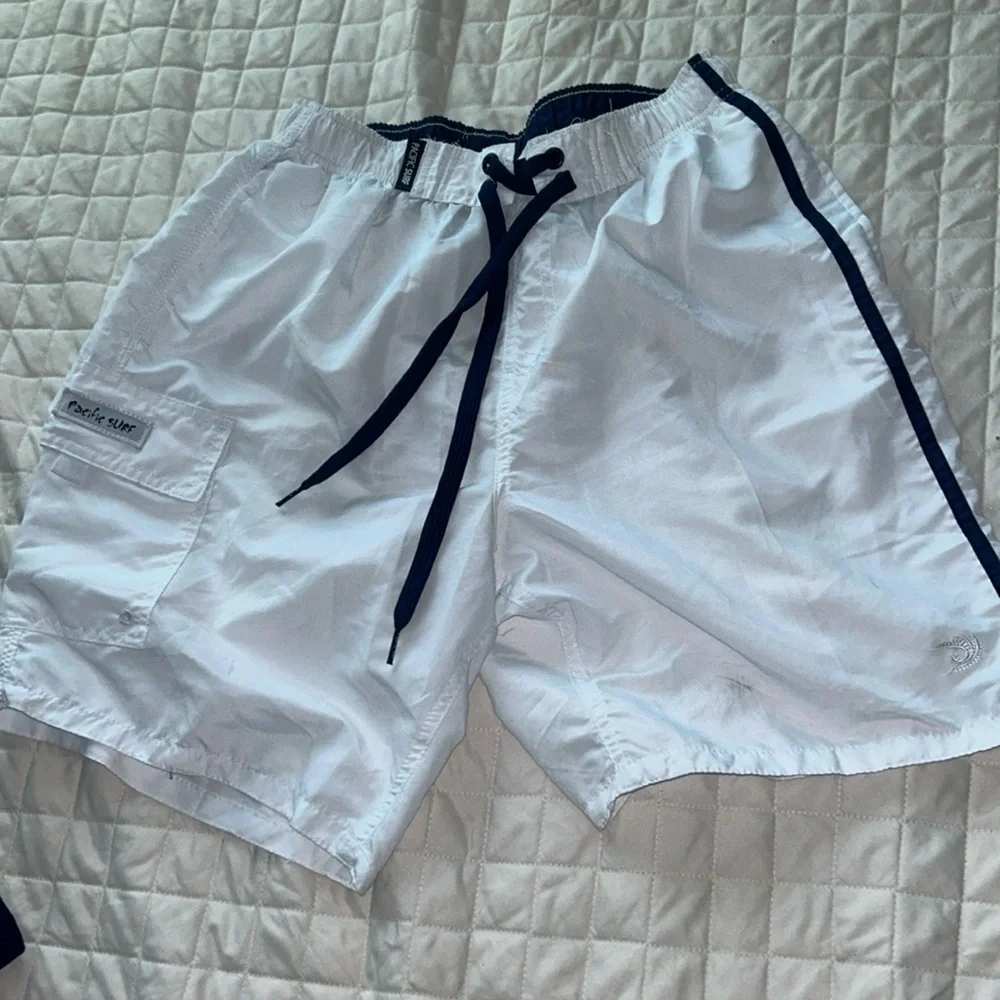 (#14) Gently used Pacific surf shorts size medium men’s smoke free home